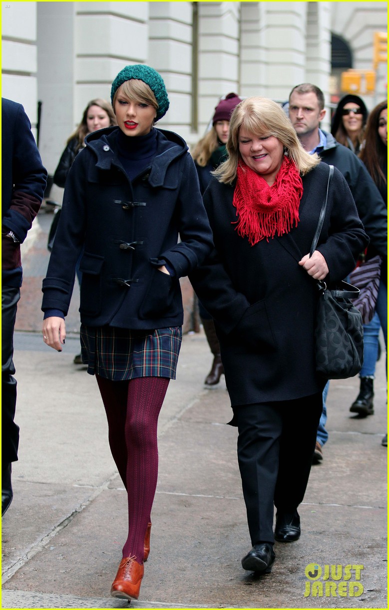 taylor swifts mother andrea diagnosed with cancer 17