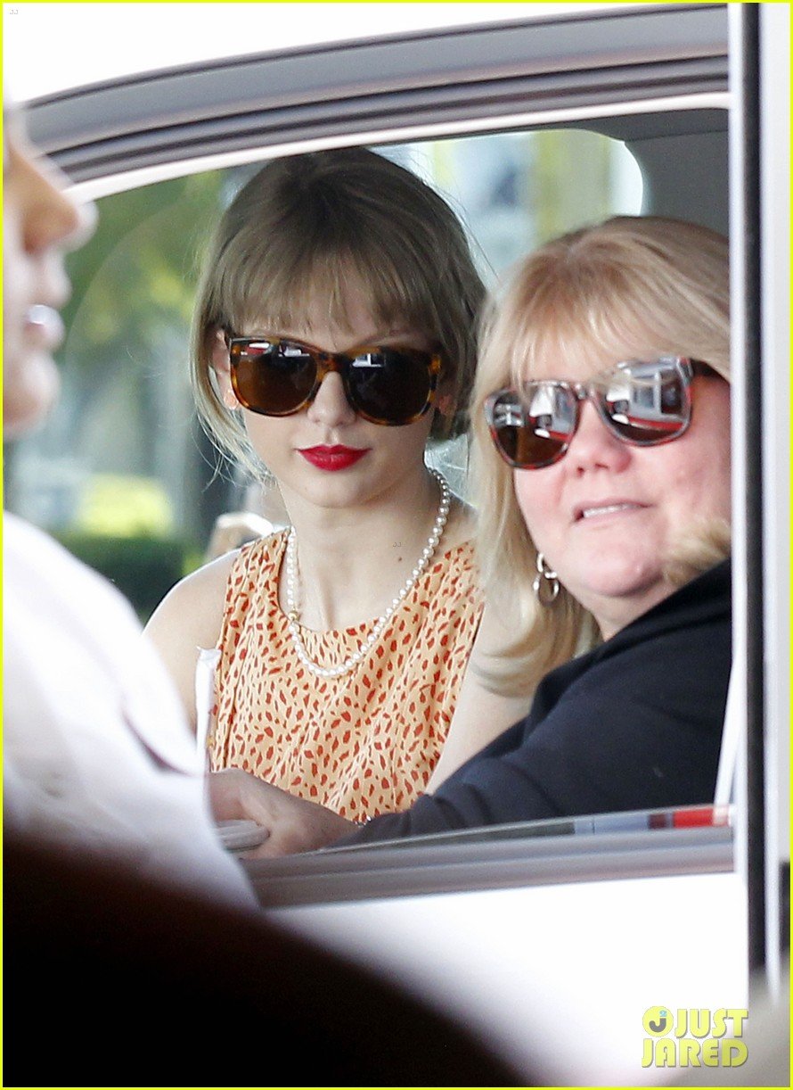 taylor swifts mother andrea diagnosed with cancer 20
