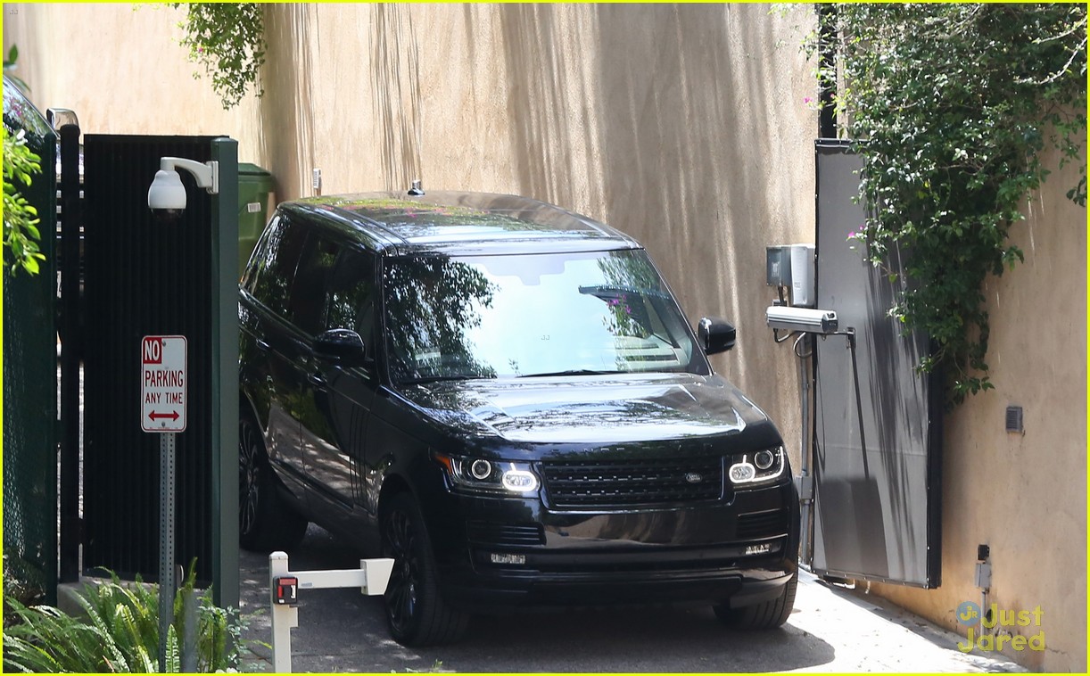 taylor swift calvin harris pictured leaving her house 14