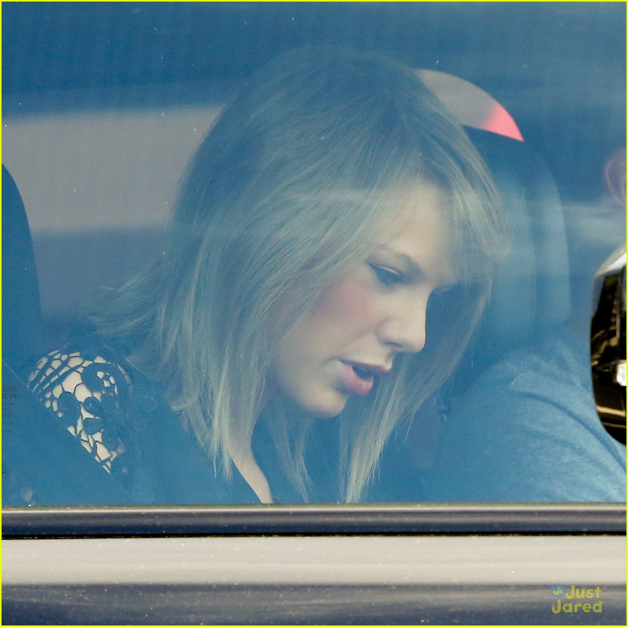 taylor swift calvin harris pictured leaving her house 31