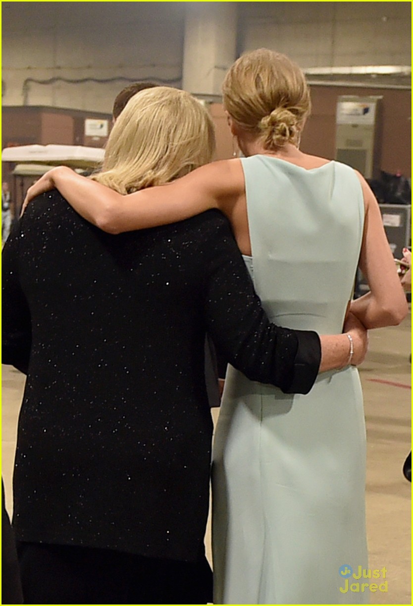 taylor swift mom andrea share touching backstage acm moment 01
