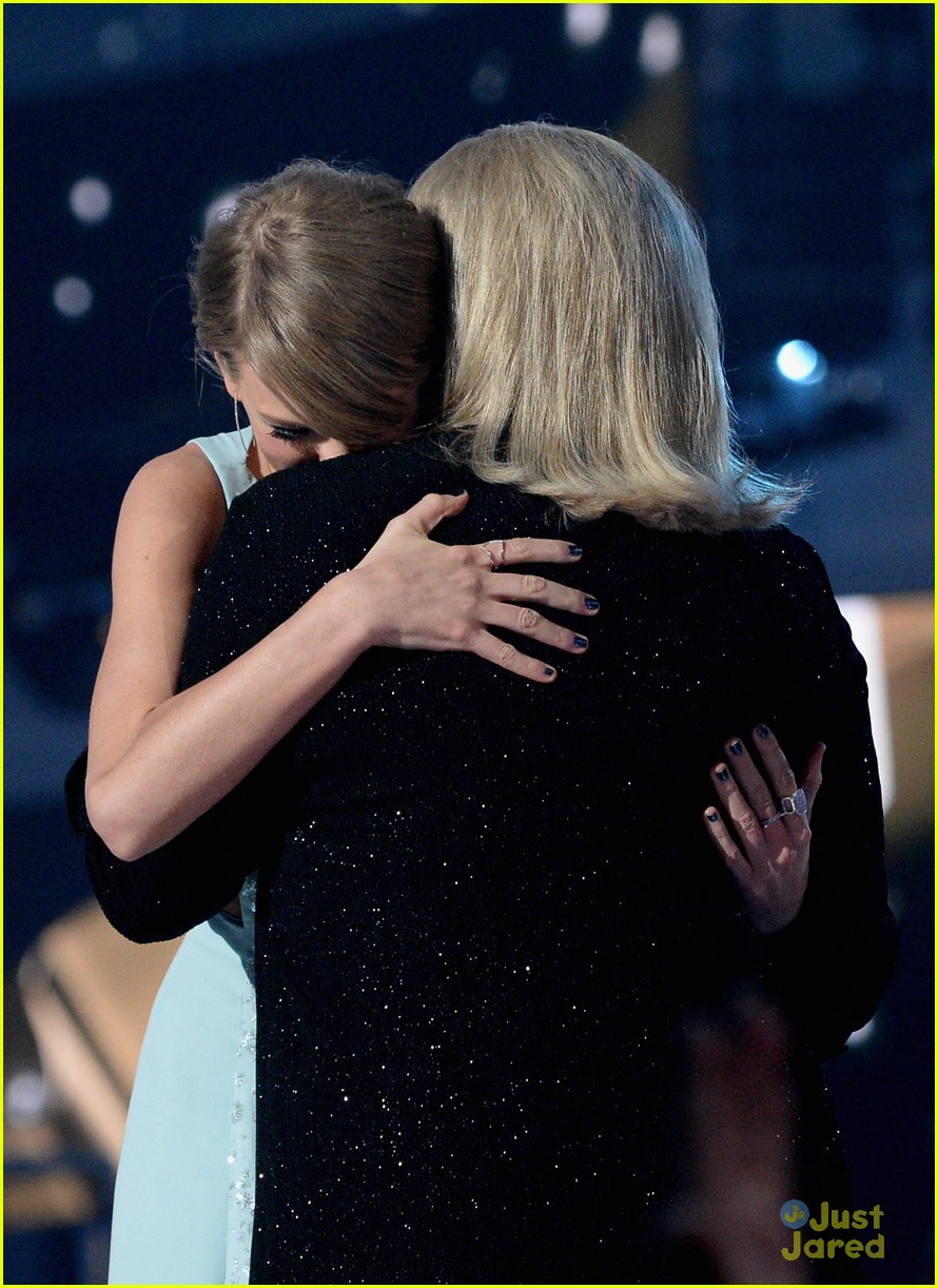 taylor swift mom andrea share touching backstage acm moment 05