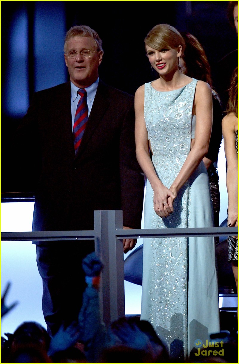 taylor swift mom andrea share touching backstage acm moment 06