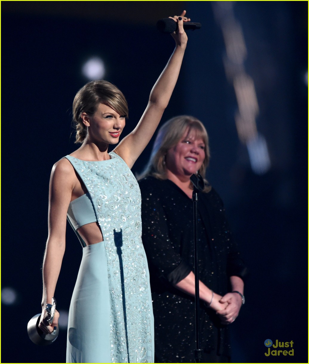taylor swift mom andrea share touching backstage acm moment 07