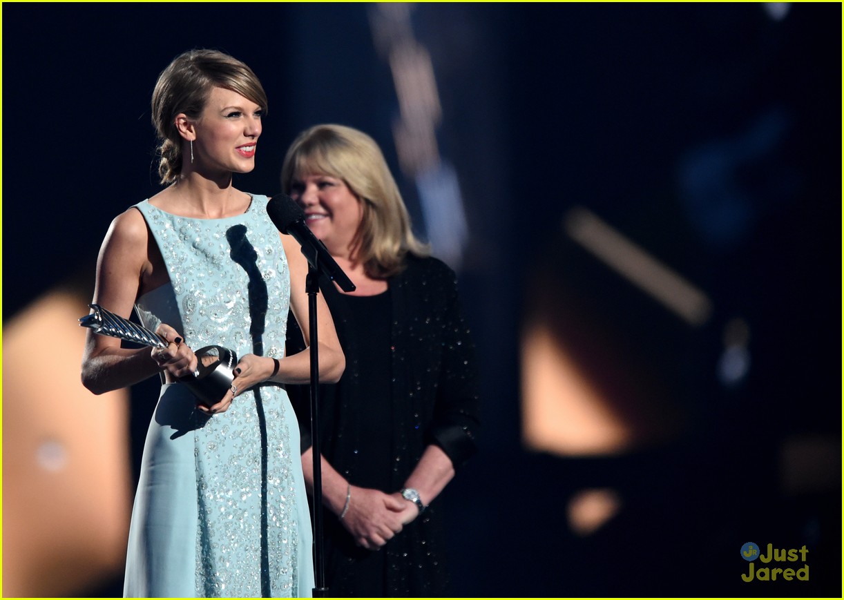 taylor swift mom andrea share touching backstage acm moment 10