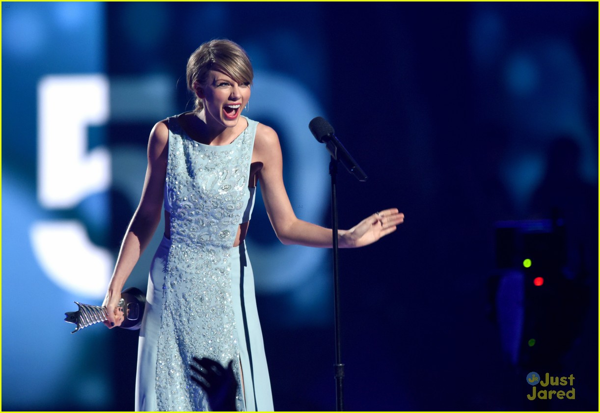 taylor swift mom andrea share touching backstage acm moment 11