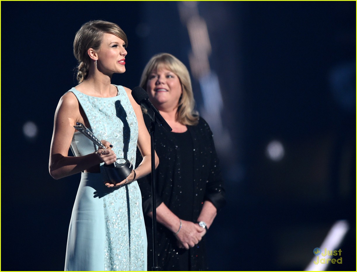 taylor swift mom andrea share touching backstage acm moment 13