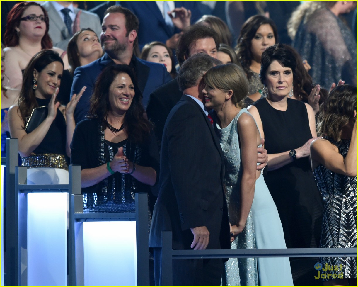 taylor swift mom andrea share touching backstage acm moment 17