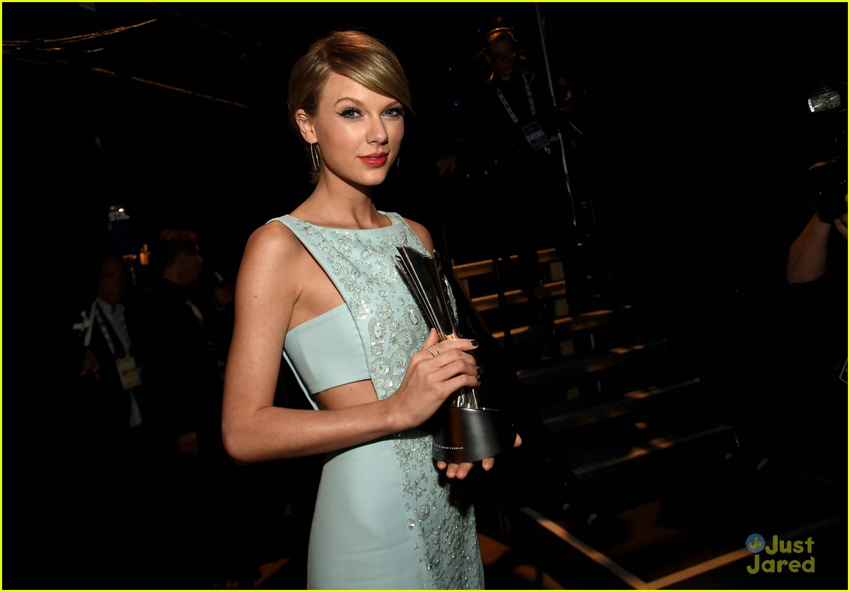taylor swift mom andrea share touching backstage acm moment 27