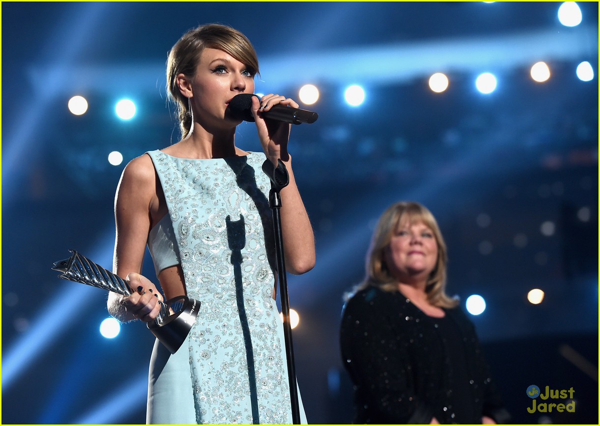 taylor swift mom andrea share touching backstage acm moment 33