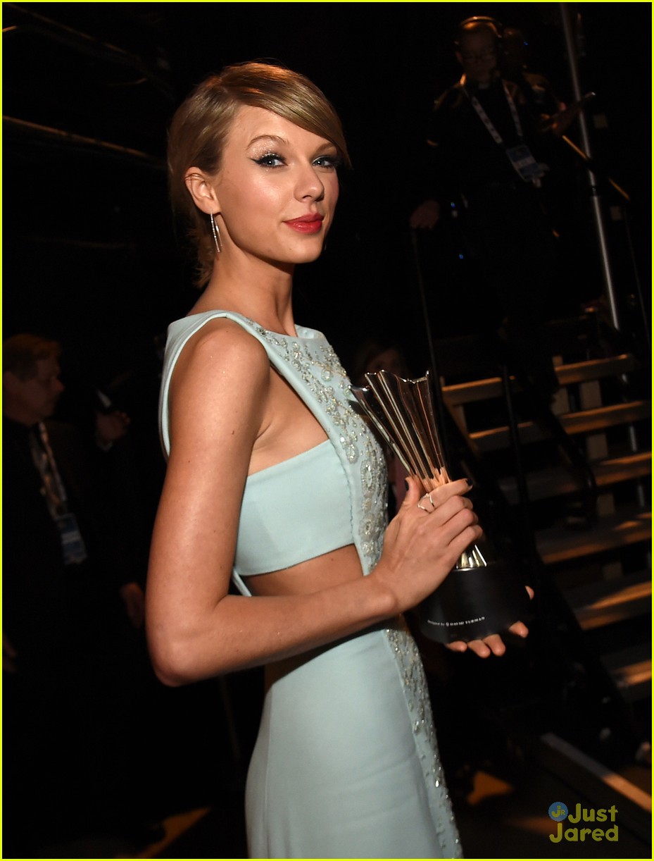 taylor swift mom andrea share touching backstage acm moment 35