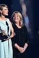 taylor swift mom andrea share touching backstage acm moment 13