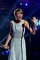 taylor swift mom andrea share touching backstage acm moment 21