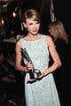 taylor swift mom andrea share touching backstage acm moment 24