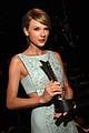 taylor swift mom andrea share touching backstage acm moment 26