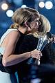 taylor swift mom andrea share touching backstage acm moment 31