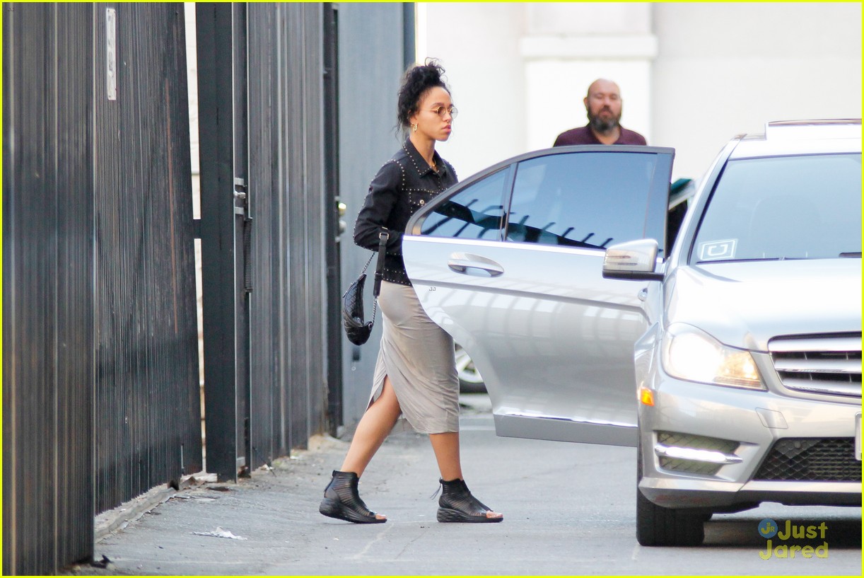 fka twigs robert pattinson arrive at her concert separately 07