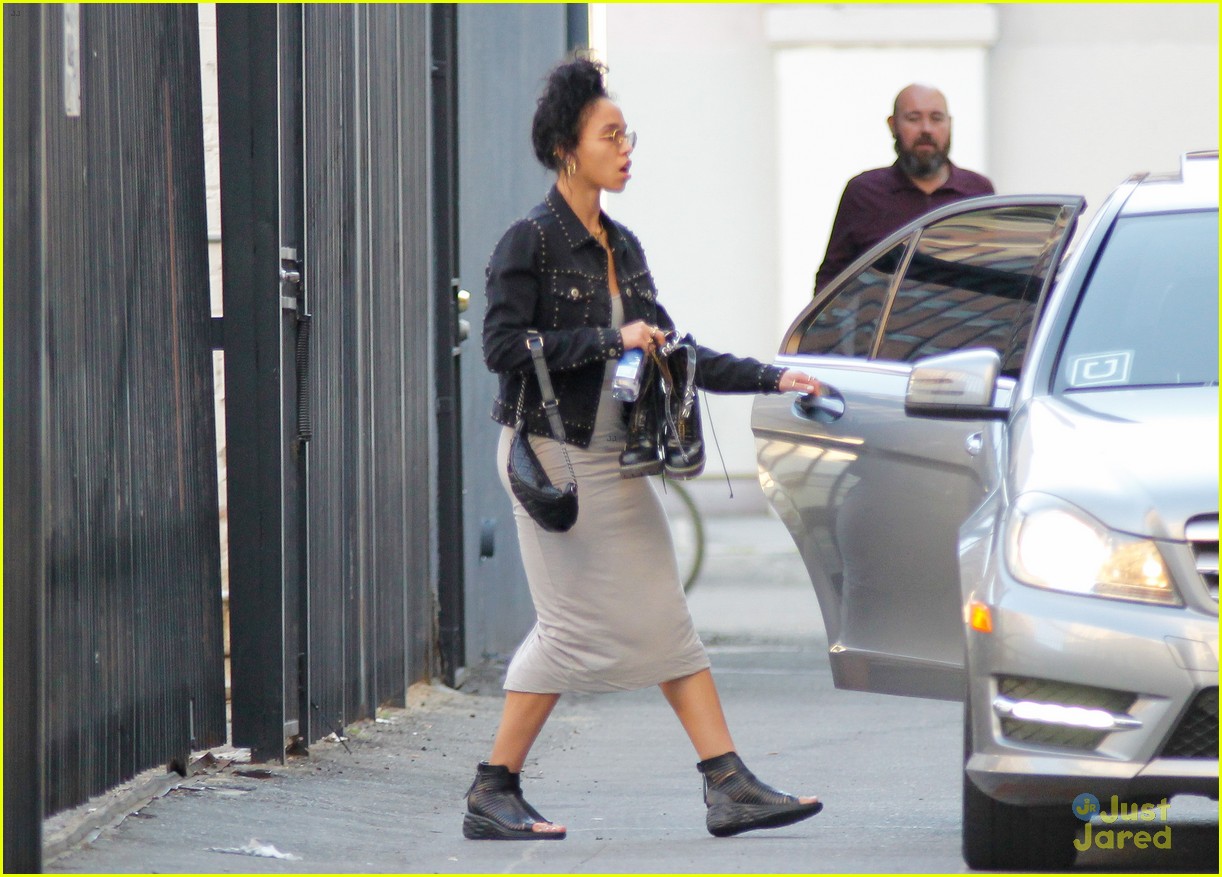 fka twigs robert pattinson arrive at her concert separately 11