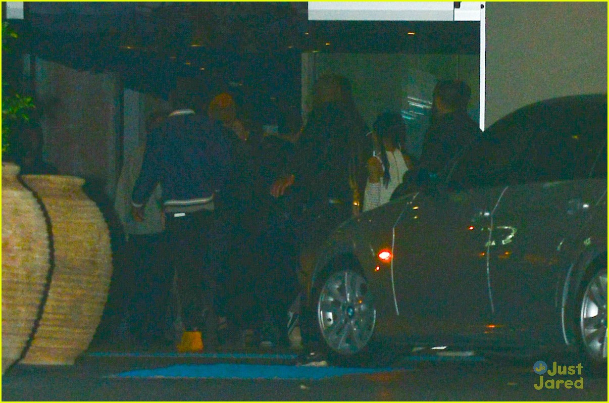 fka twigs robert pattinson arrive at her concert separately 23