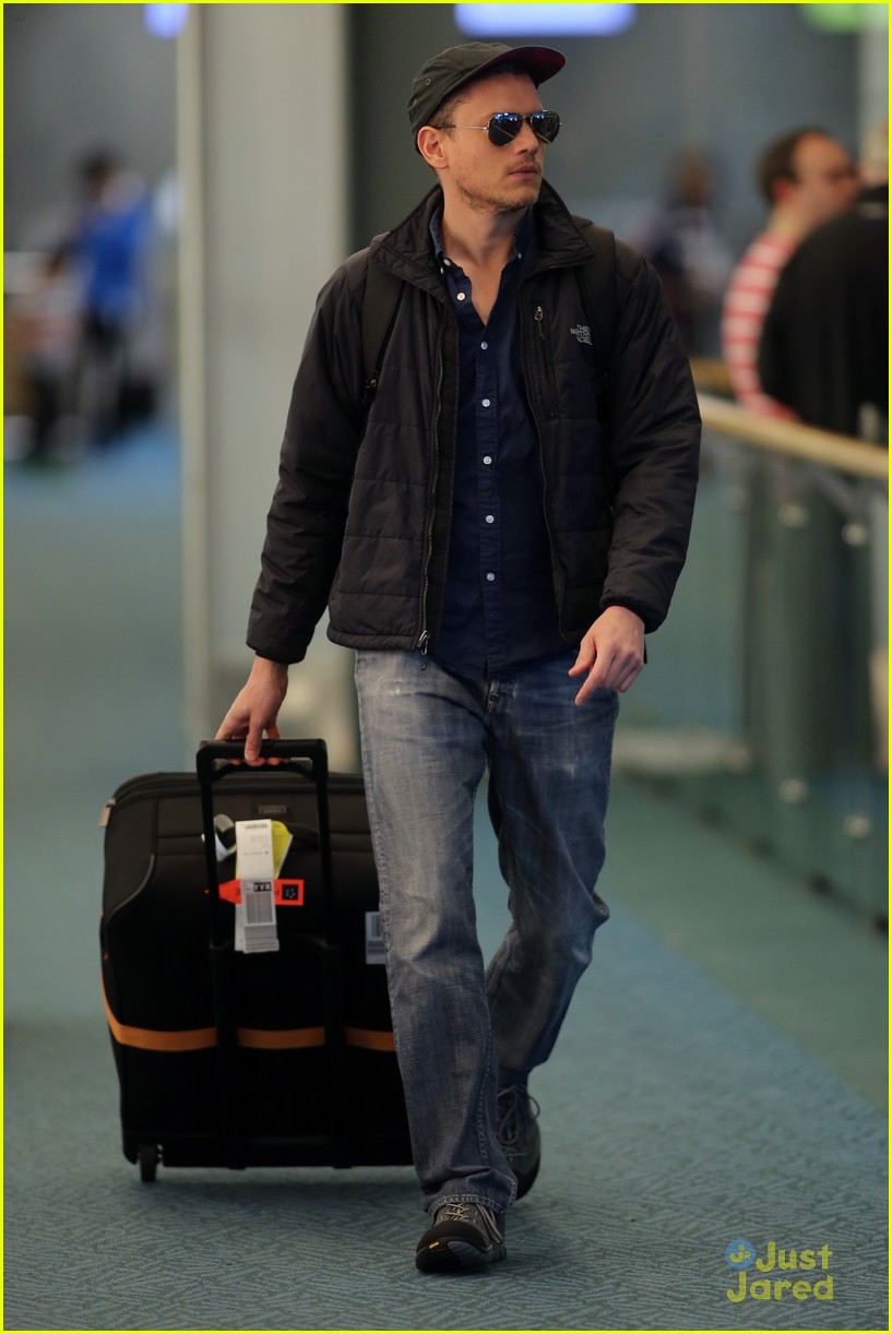 wentworth miller arthur darvill arrive vancouver flash spinoff 10