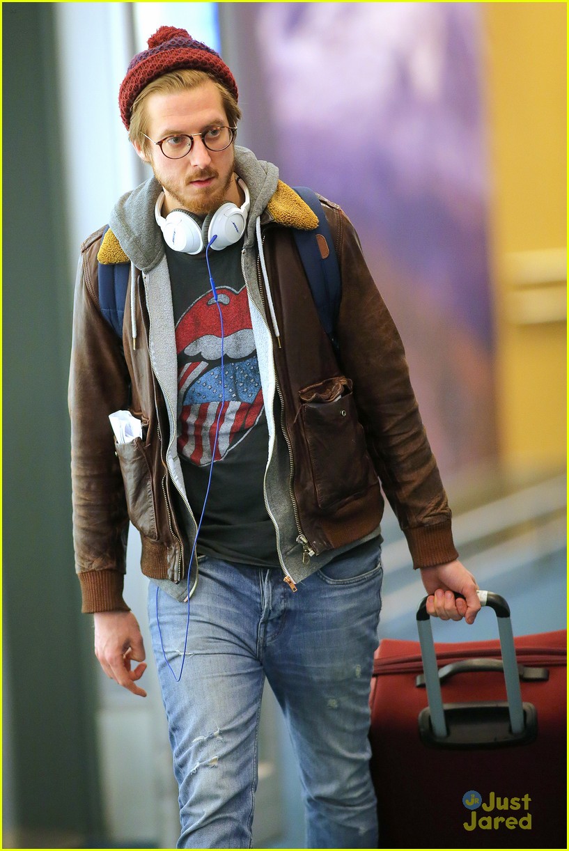 wentworth miller arthur darvill arrive vancouver flash spinoff 13