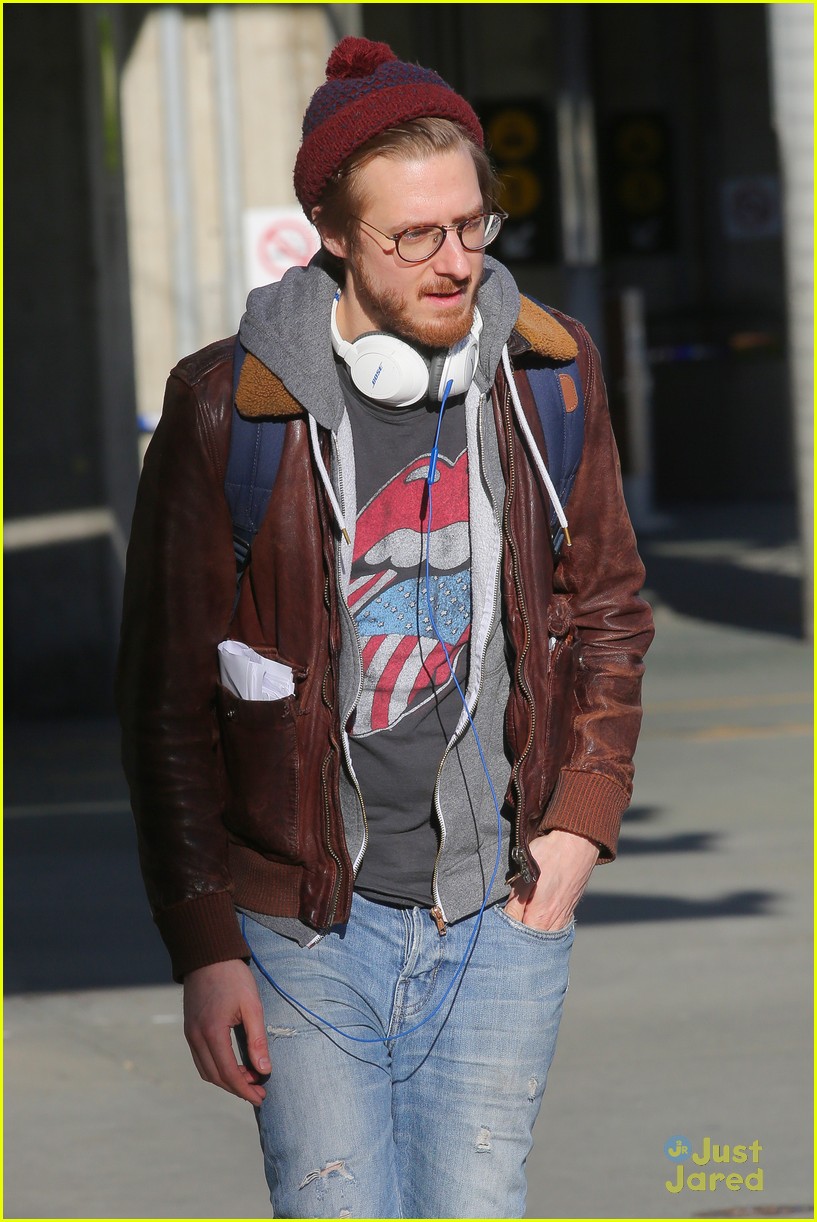 wentworth miller arthur darvill arrive vancouver flash spinoff 18
