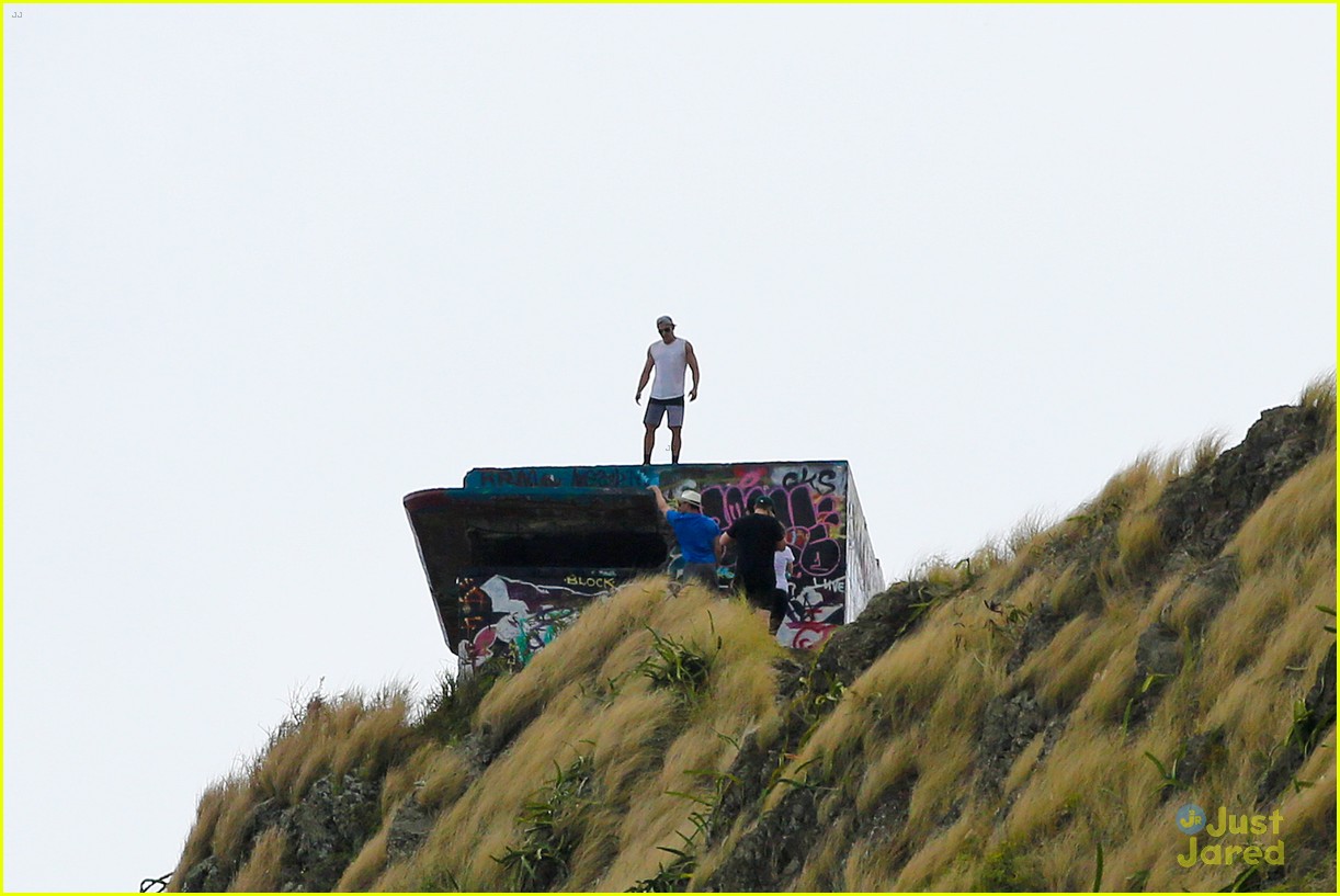 anna kendrick joined zac efron for his hawaii hike 02