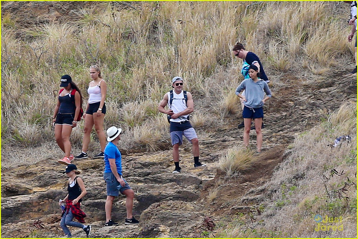 anna kendrick joined zac efron for his hawaii hike 03
