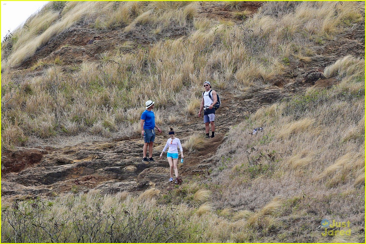 anna kendrick joined zac efron for his hawaii hike 10