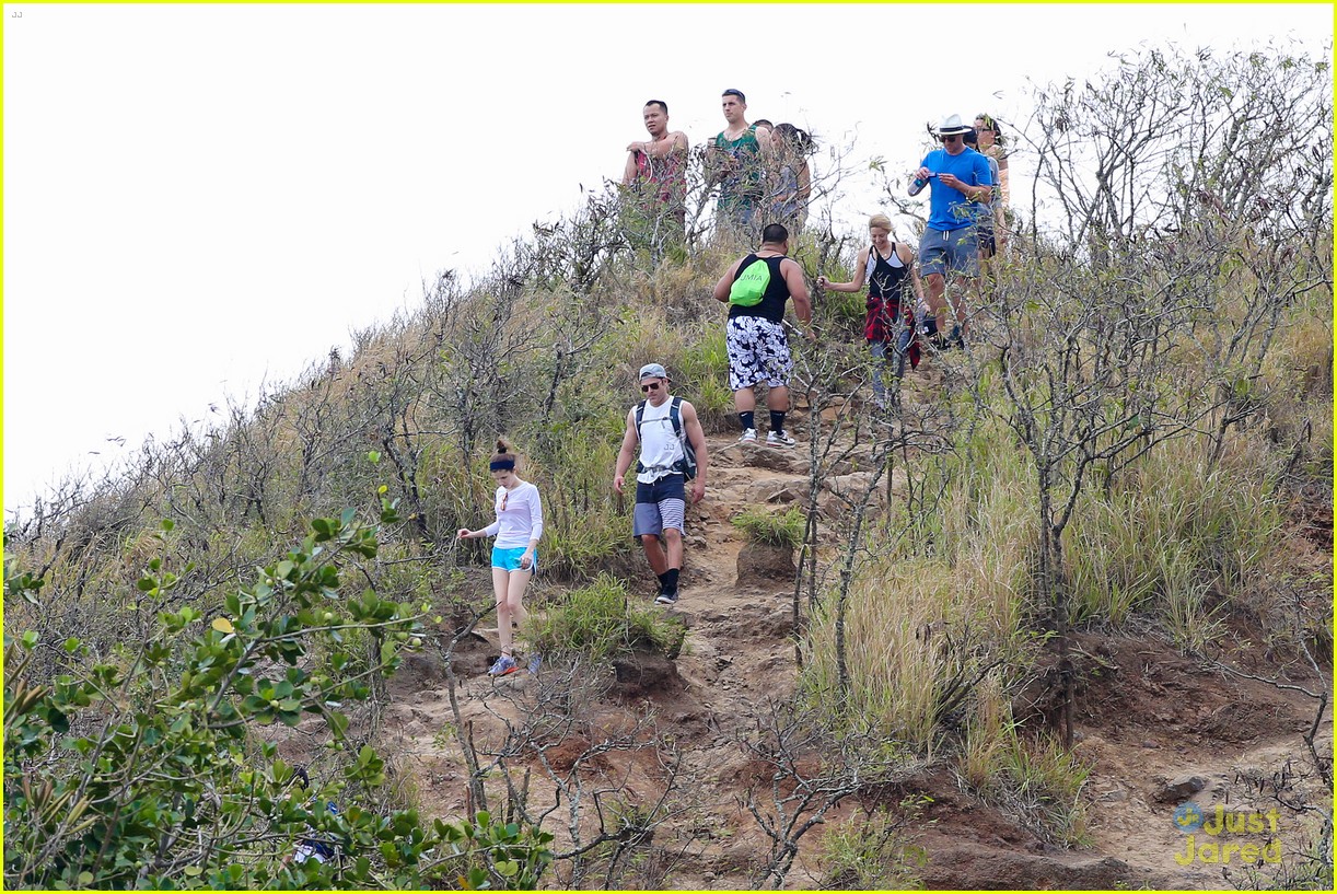 anna kendrick joined zac efron for his hawaii hike 13