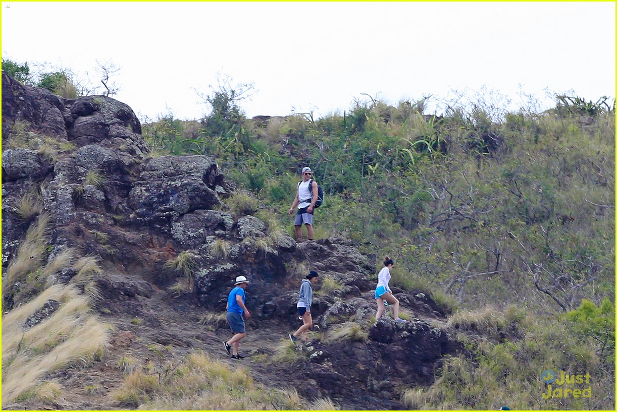 anna kendrick joined zac efron for his hawaii hike 15