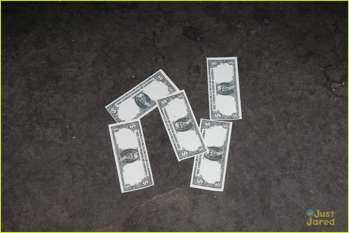 miley cyrus gives out fake money to paparazzi 11