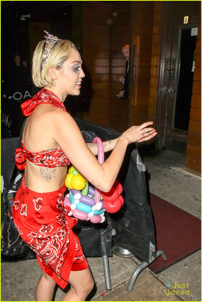 miley cyrus gives out fake money to paparazzi 15