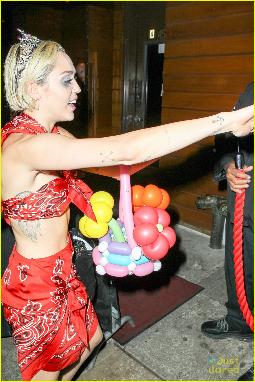 miley cyrus gives out fake money to paparazzi 17
