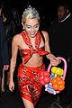miley cyrus gives out fake money to paparazzi 07