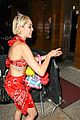 miley cyrus gives out fake money to paparazzi 15