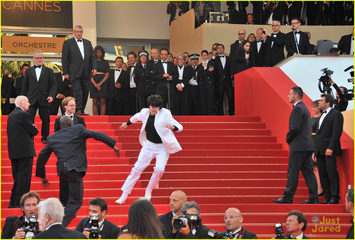 jason derulo did not fall down stairs at met gala 2015 01