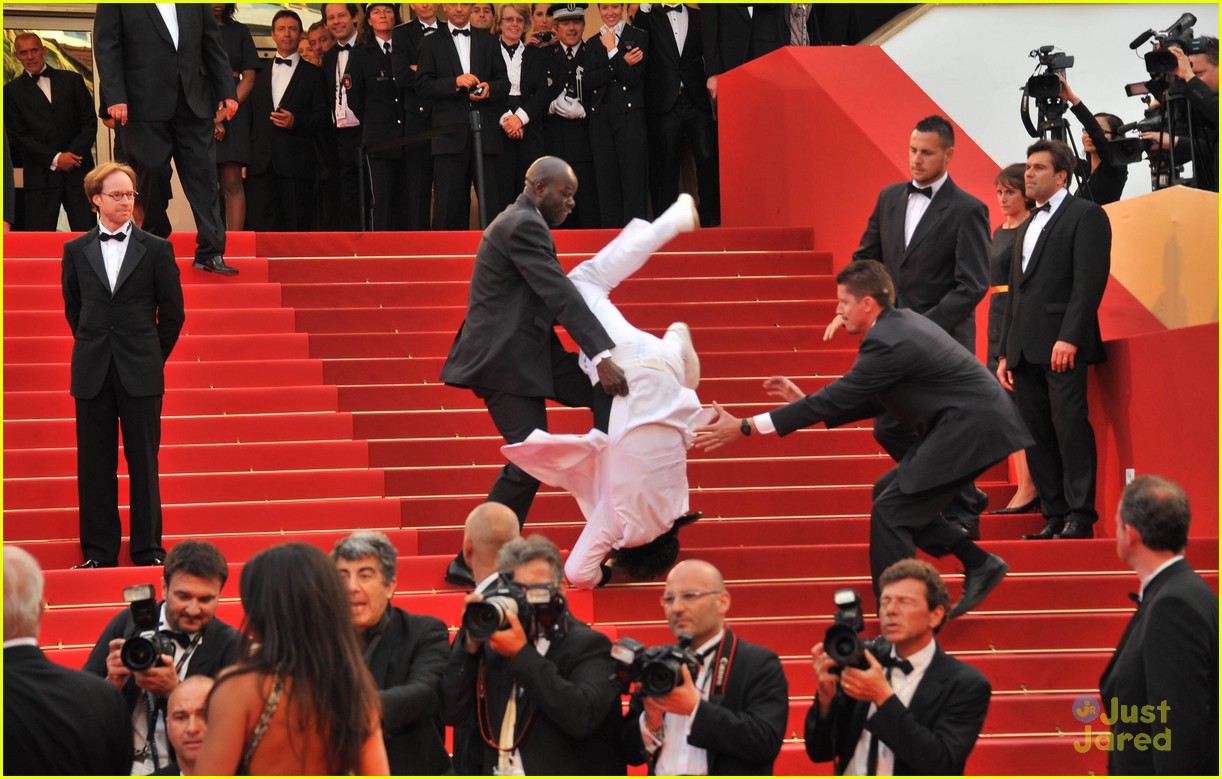 jason derulo did not fall down stairs at met gala 2015 02