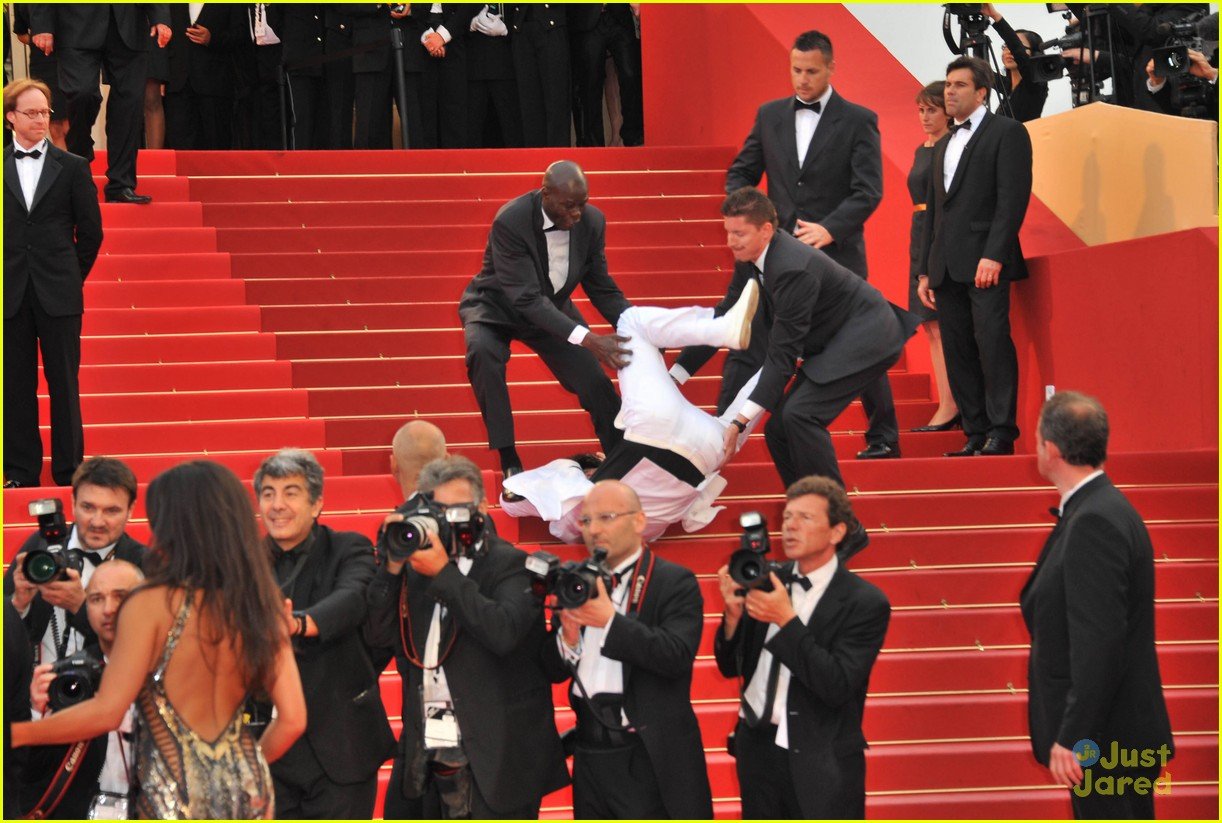 jason derulo did not fall down stairs at met gala 2015 03