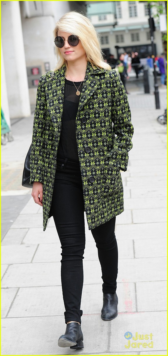 dianna agron greets her fans before another day at work 10
