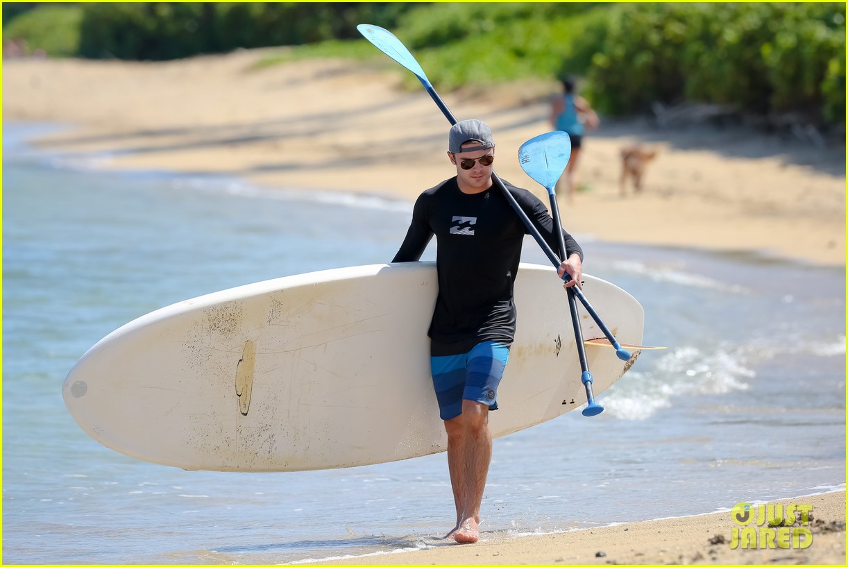 zac efron paddleboard hawaii 18
