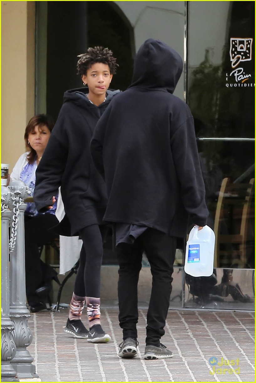jaden smith brings his own water jug to lunch with willow 01