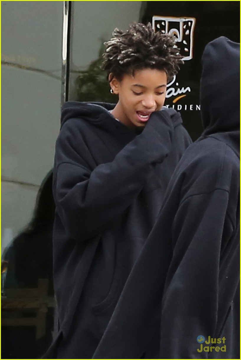 jaden smith brings his own water jug to lunch with willow 03
