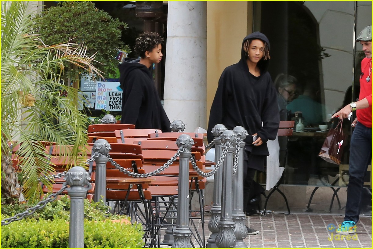 jaden smith brings his own water jug to lunch with willow 07