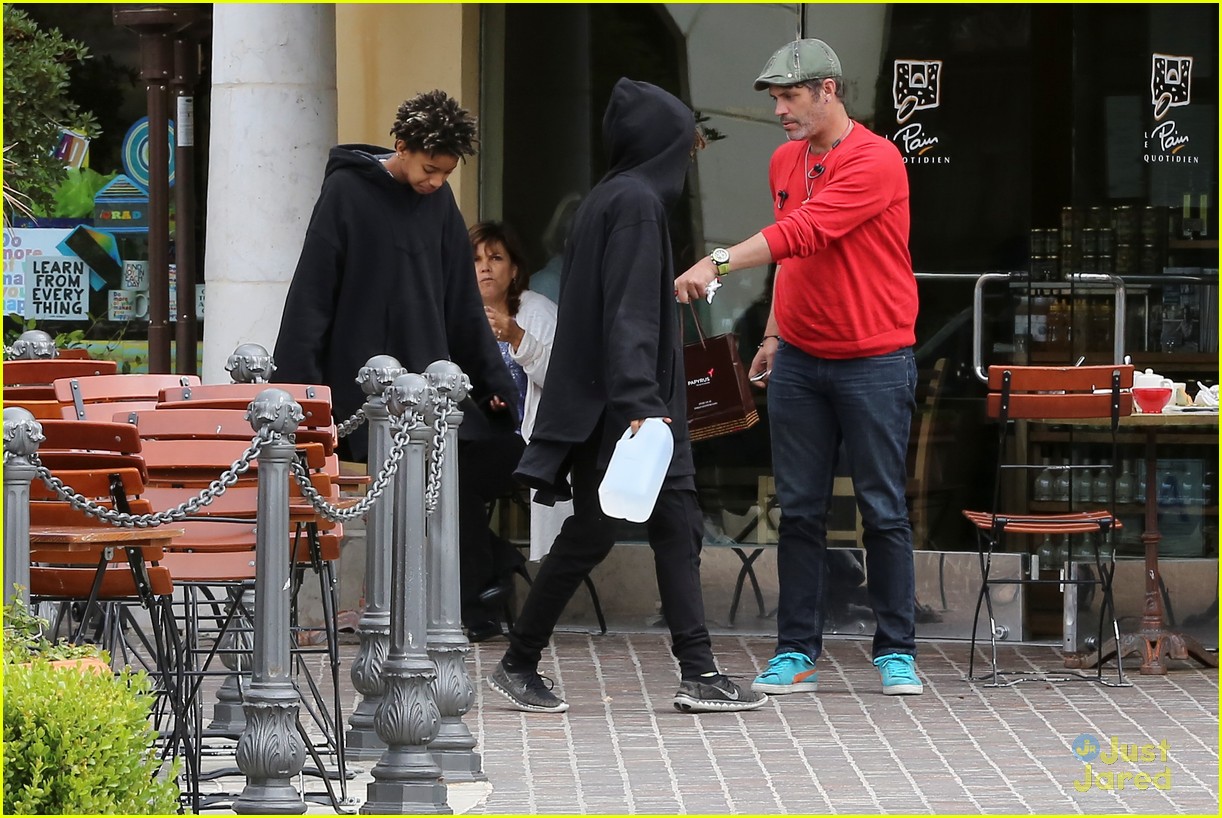 jaden smith brings his own water jug to lunch with willow 10