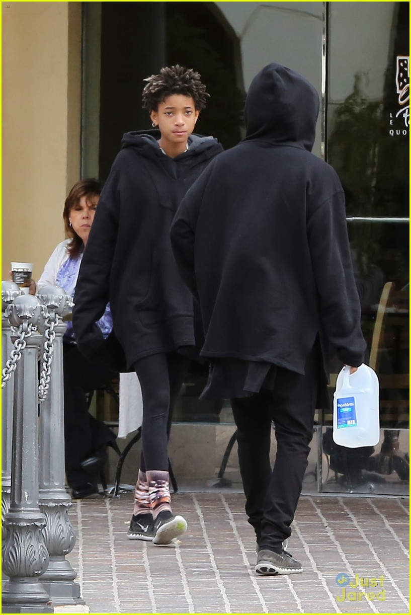 jaden smith brings his own water jug to lunch with willow 11