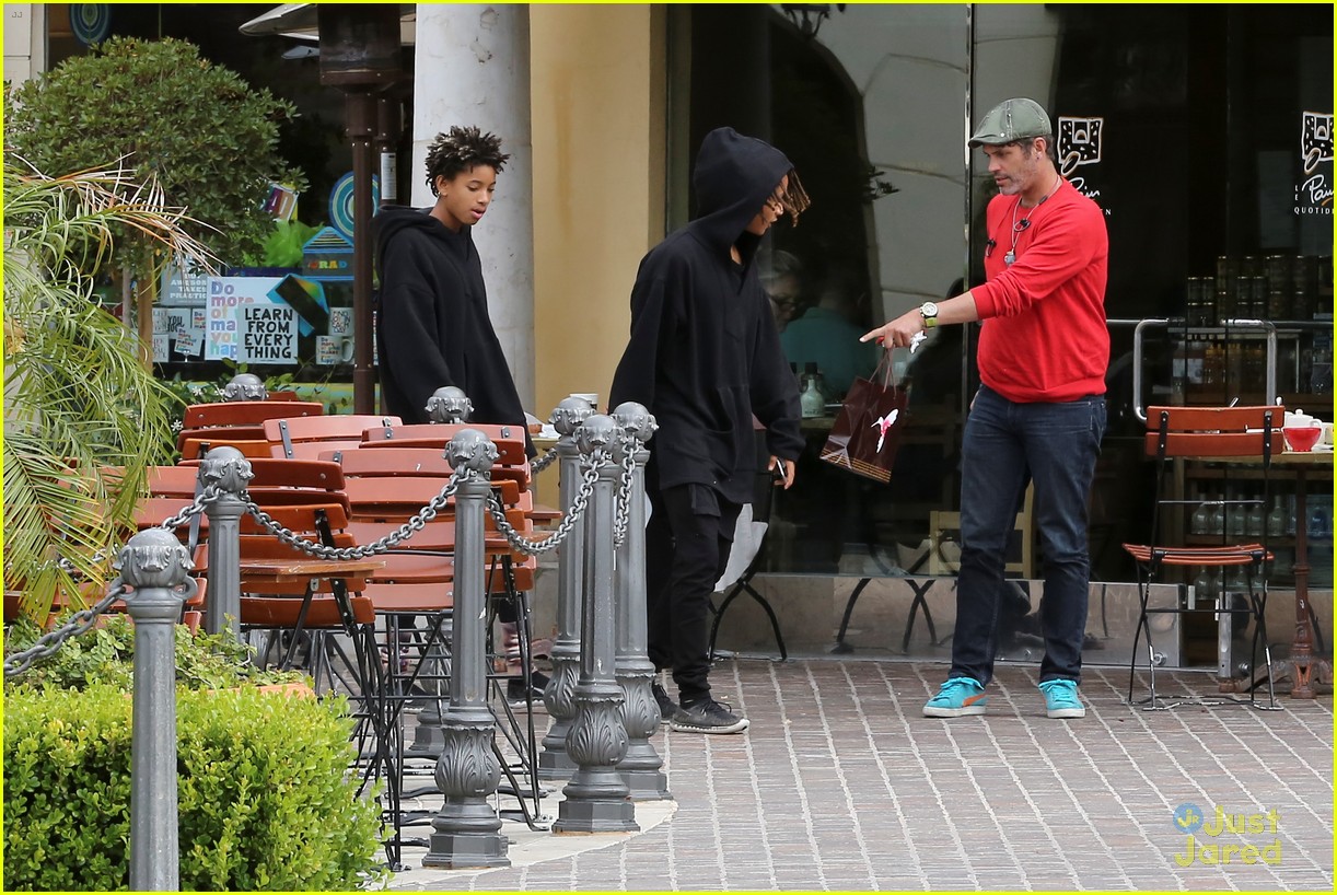 jaden smith brings his own water jug to lunch with willow 16