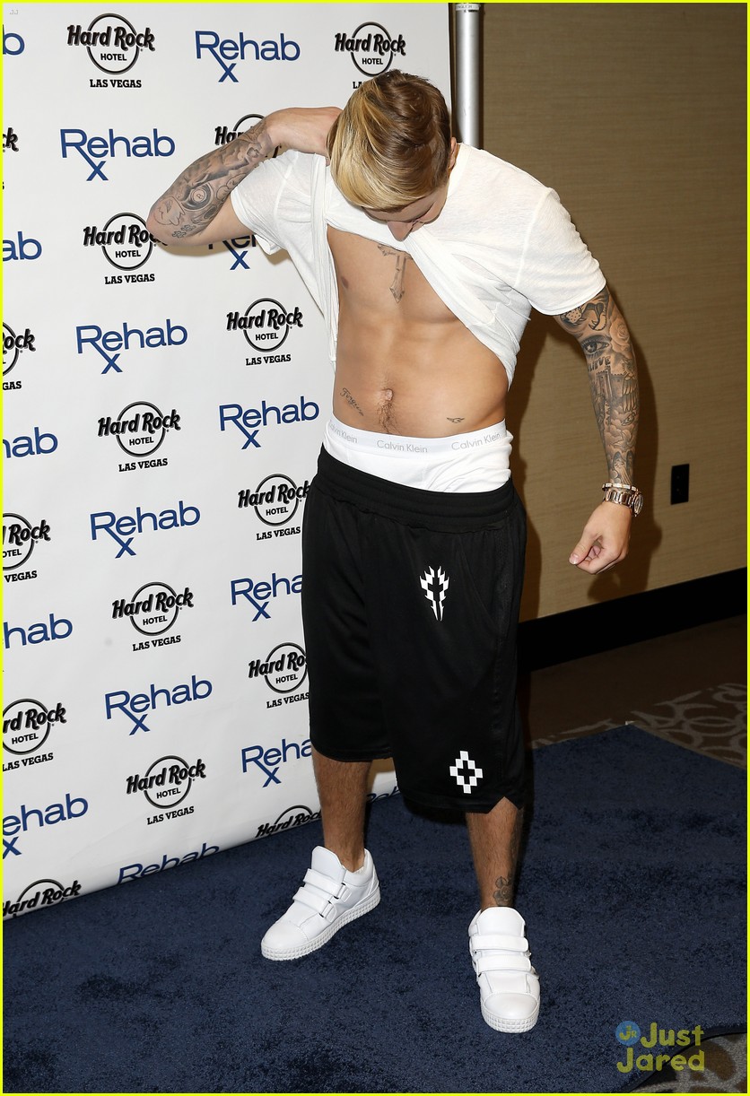 justin bieber joins floyd mayweather at big fight 04