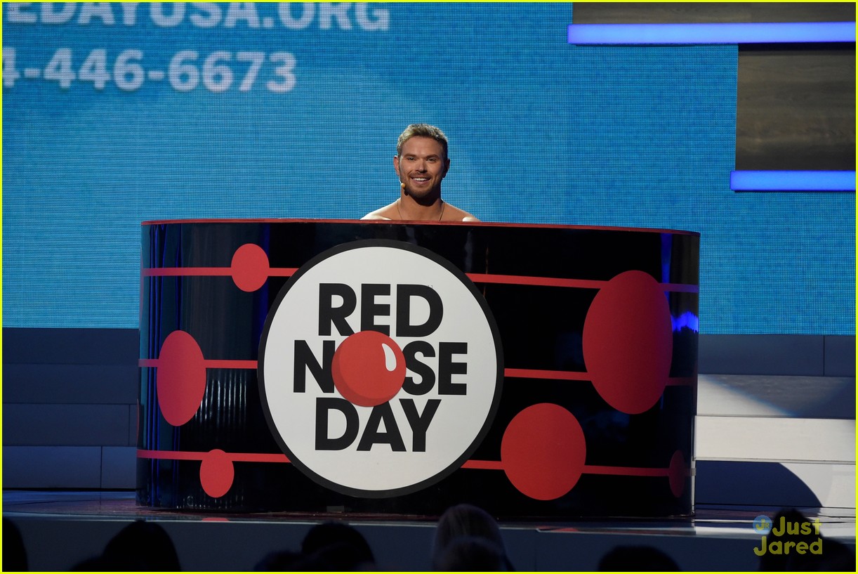 kellan lutz stripped down on stage at red nose day 02