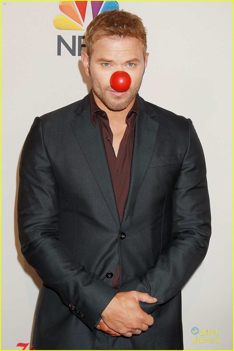 kellan lutz stripped down on stage at red nose day 03